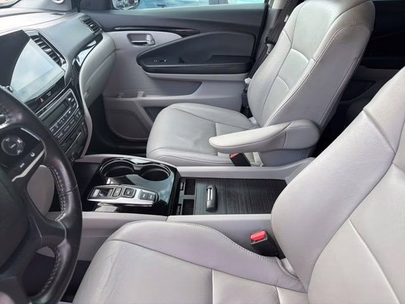 2021 Lunar Silver Metallic Honda Pilot Touring 8-Passenger FWD SUV