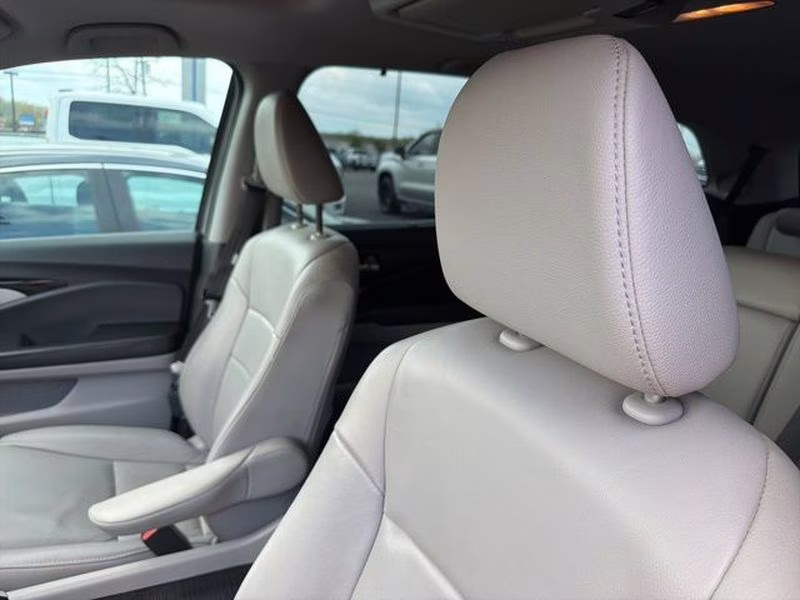 2021 Lunar Silver Metallic Honda Pilot Touring 8-Passenger FWD SUV