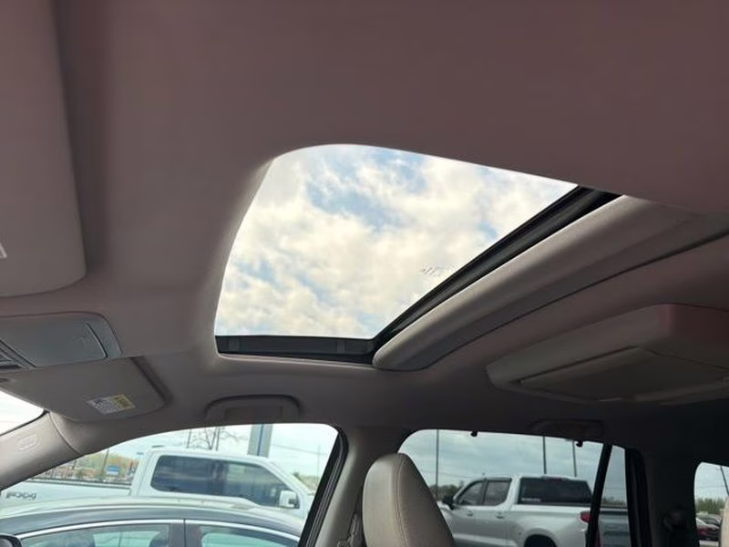 2021 Lunar Silver Metallic Honda Pilot Touring 8-Passenger FWD SUV