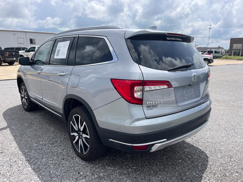 2021 Lunar Silver Metallic Honda Pilot Touring 8-Passenger FWD SUV
