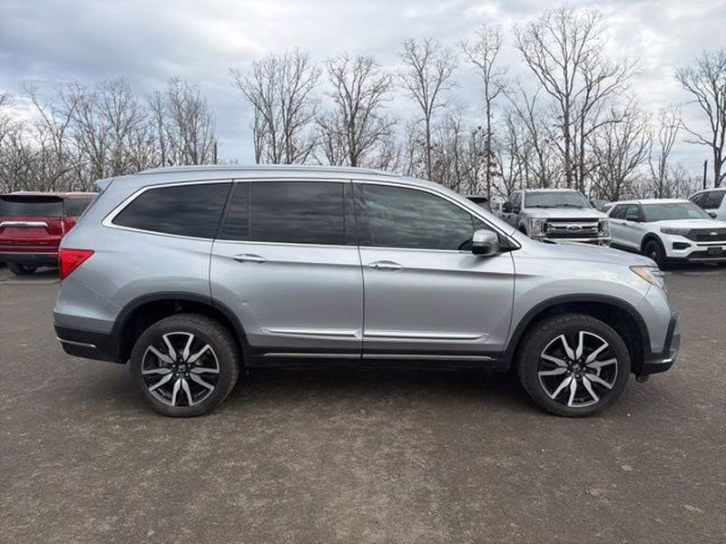 2021 Lunar Silver Metallic Honda Pilot Touring 8-Passenger FWD SUV