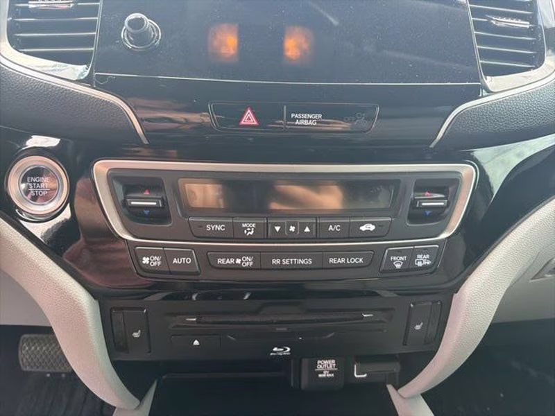 2021 Lunar Silver Metallic Honda Pilot Touring 8-Passenger FWD SUV