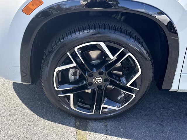 2025 White Volkswagen Tiguan AWD SUV