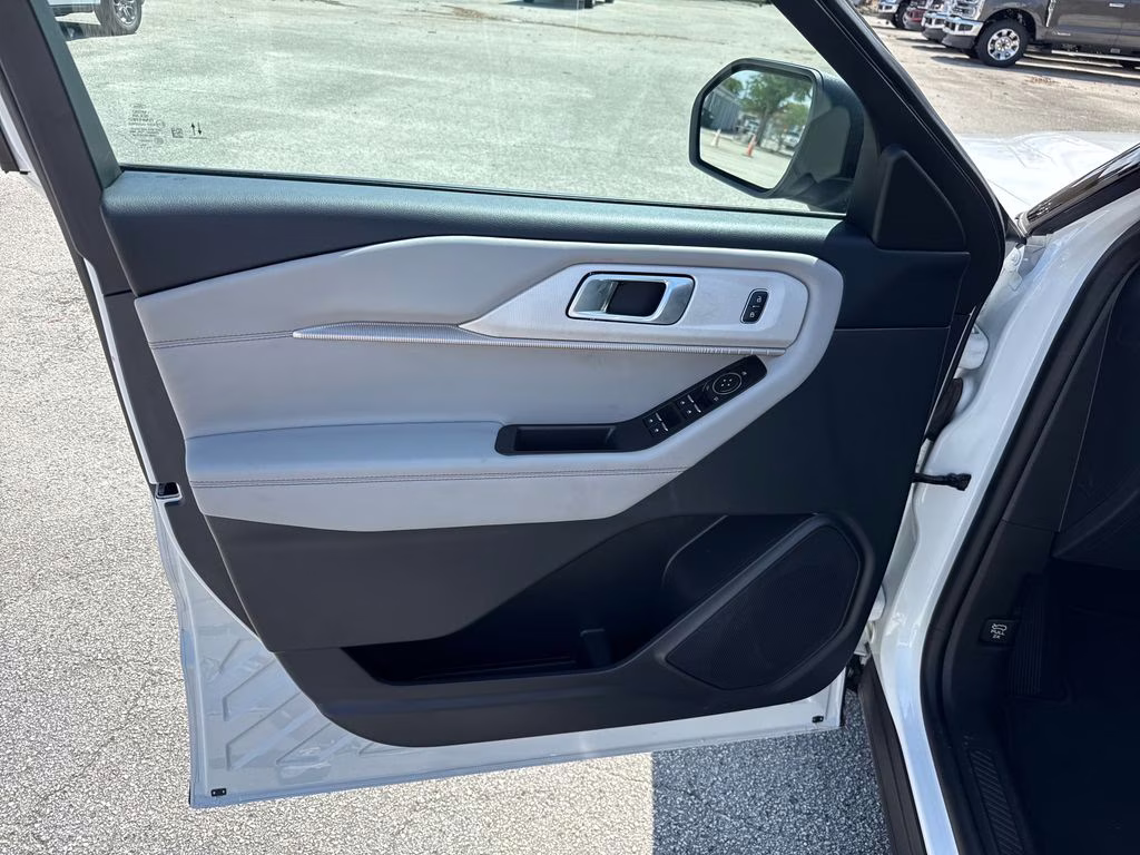 2025 Star White Metallic Tri-Coat Ford Explorer Active RWD SUV