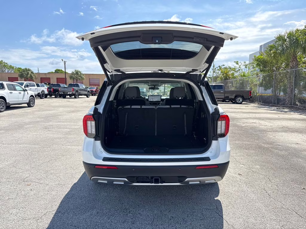 2025 Star White Metallic Tri-Coat Ford Explorer Active RWD SUV