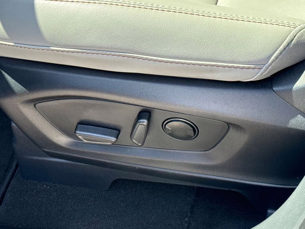 2025 Star White Metallic Tri-Coat Ford Explorer Active RWD SUV