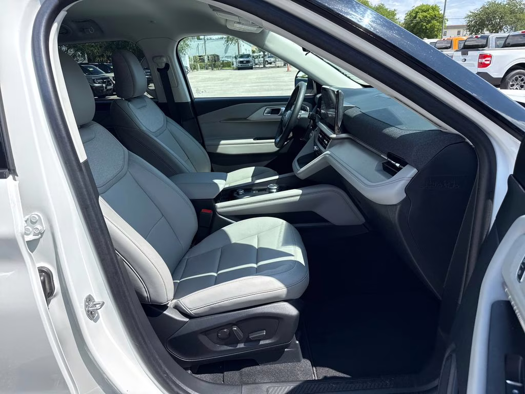 2025 Star White Metallic Tri-Coat Ford Explorer Active RWD SUV