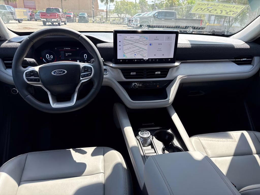 2025 Star White Metallic Tri-Coat Ford Explorer Active RWD SUV