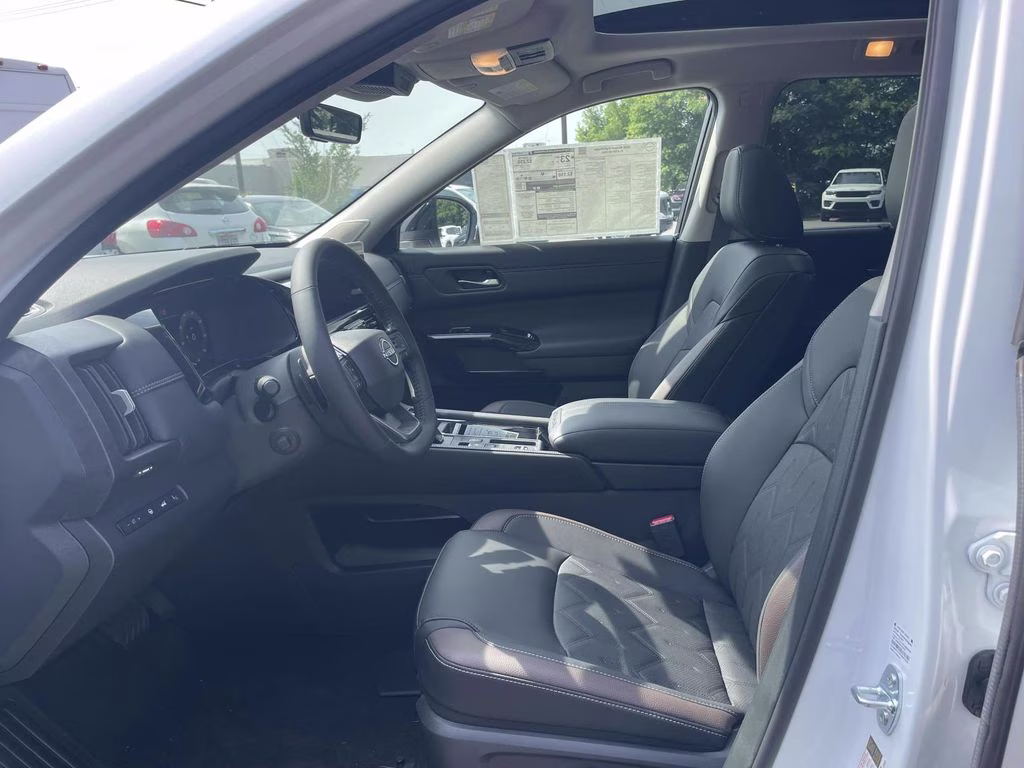 2026 Everest White Pearl Tricoat Nissan Pathfinder Platinum FWD SUV