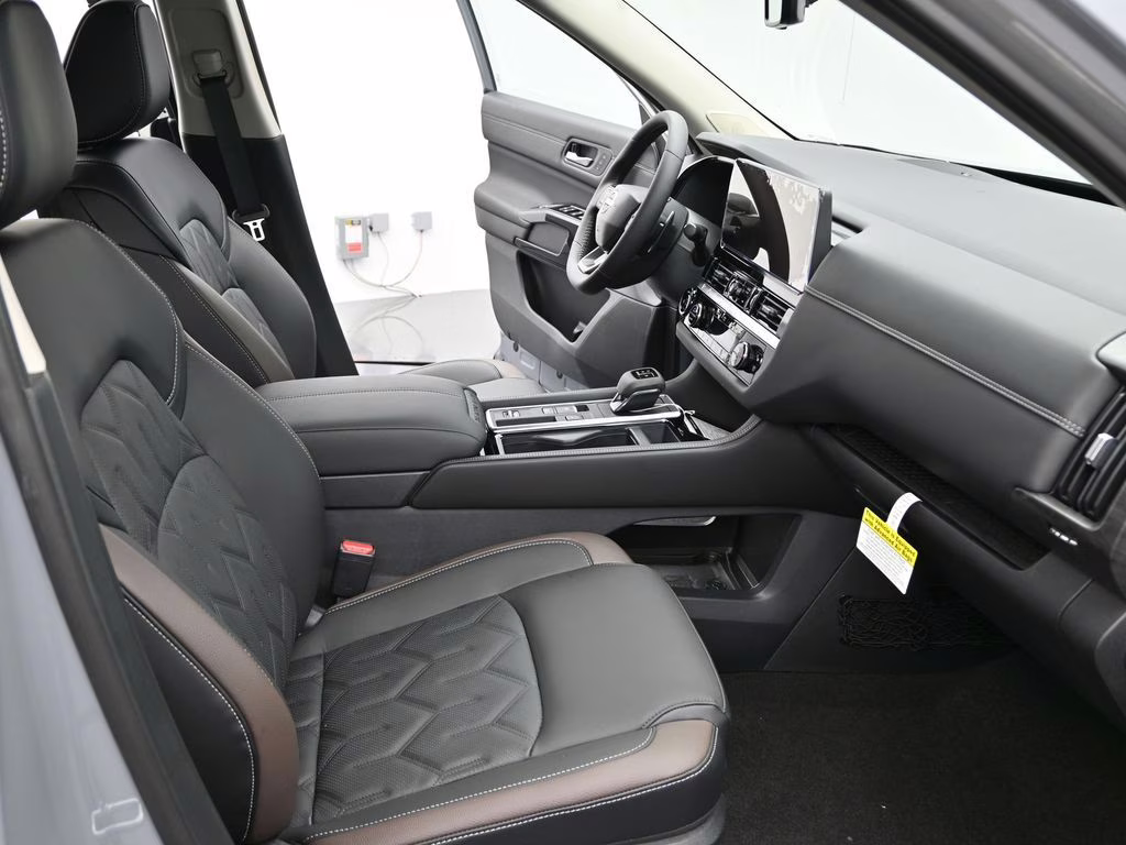 2026 Boulder Gray Pearl Nissan Pathfinder Platinum FWD SUV