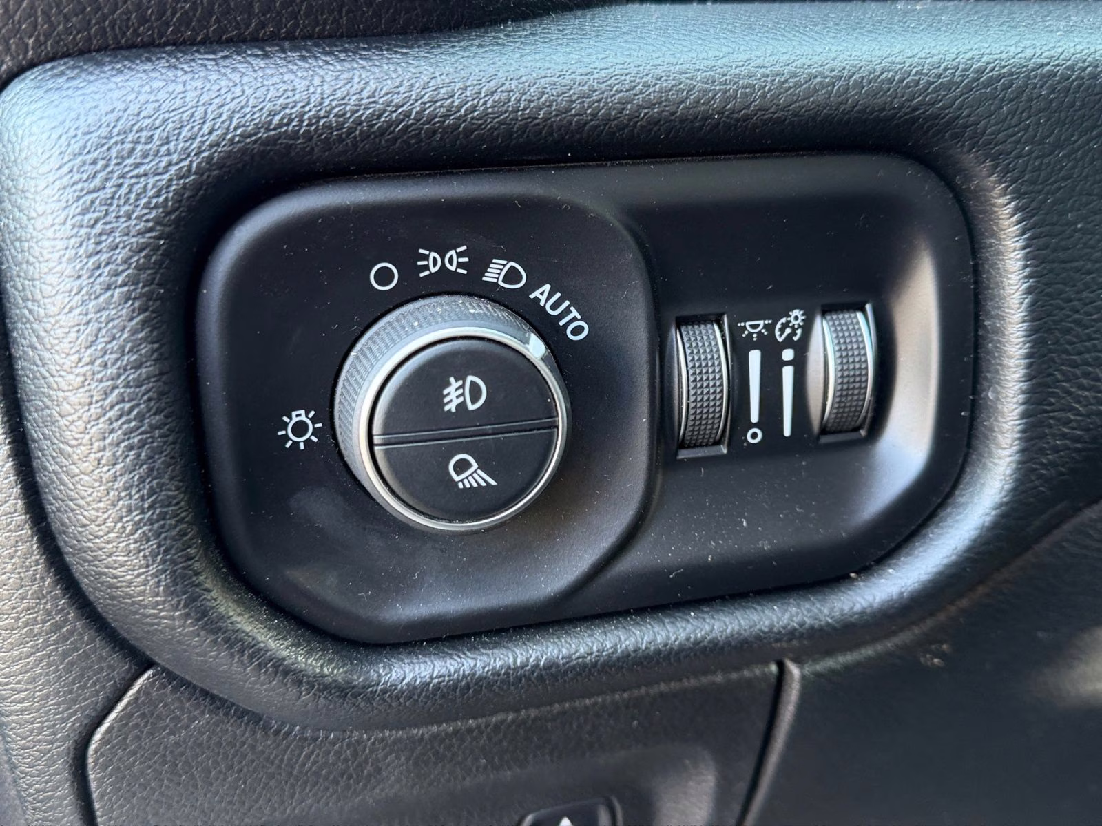 2020 Diamond Black Crystal Pearlcoat Ram 1500 Laramie 4X4 Truck