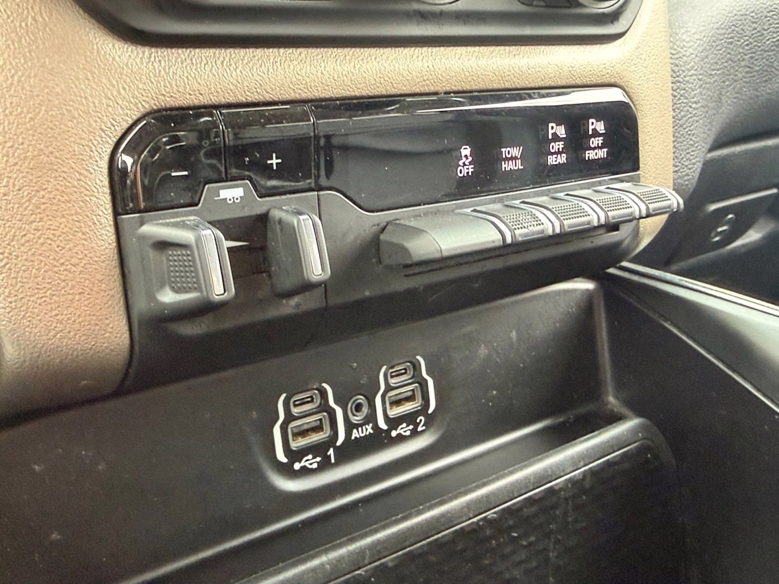 2020 Diamond Black Crystal Pearlcoat Ram 1500 Laramie 4X4 Truck