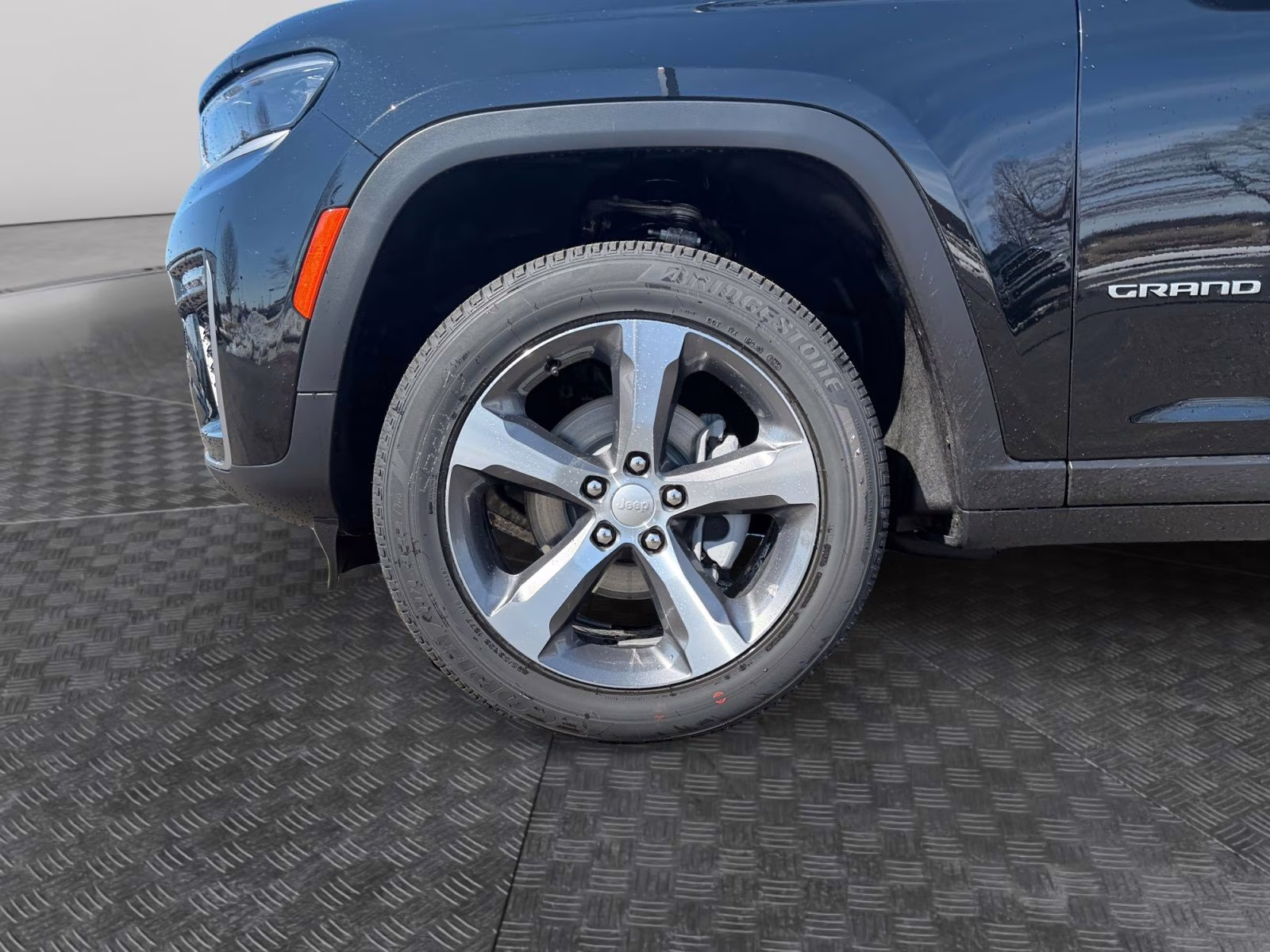 2026 Diamond Black Crystal Pearlcoat Jeep Grand Cherokee Limited 4X4 SUV