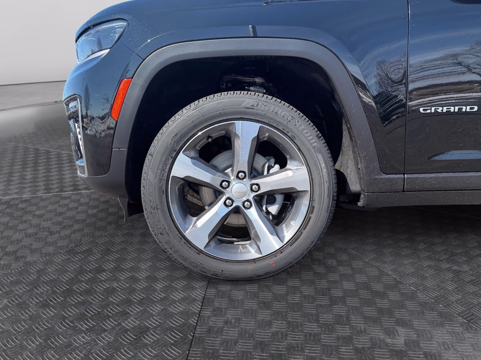 2026 Diamond Black Crystal Pearlcoat Jeep Grand Cherokee Limited 4X4 SUV