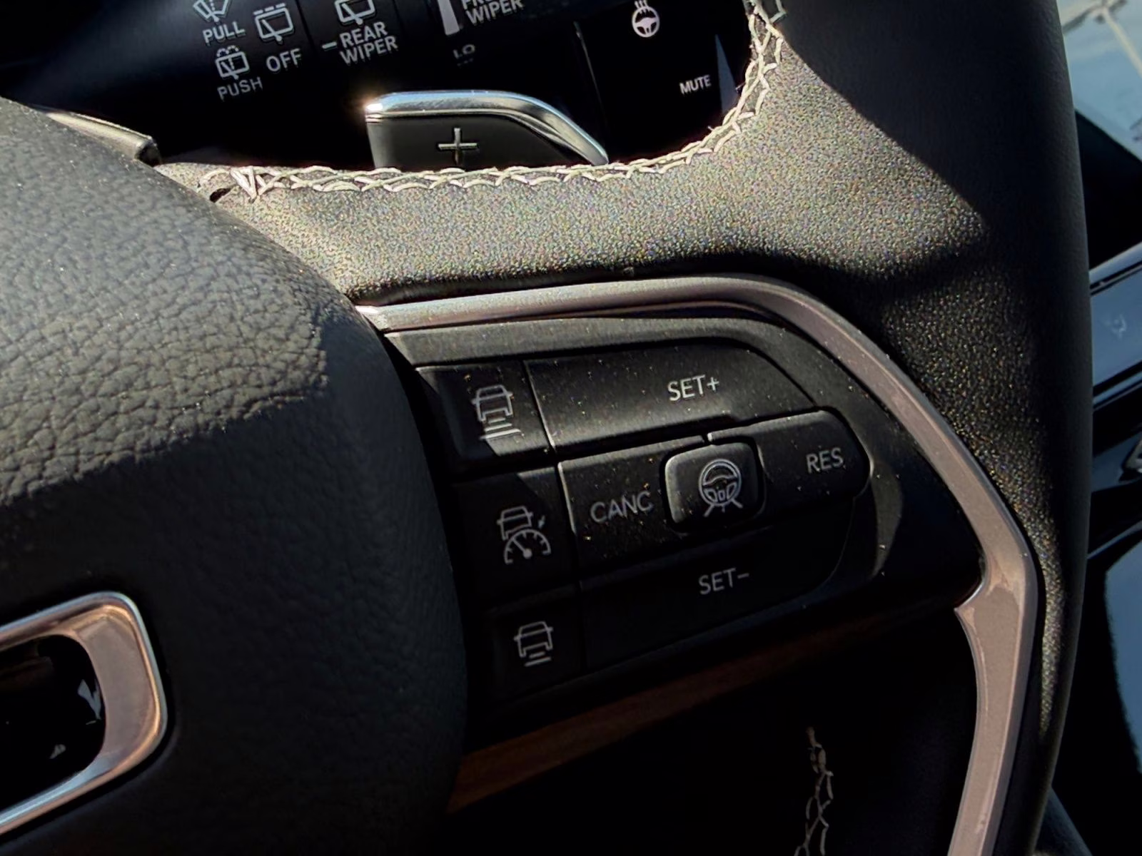 2026 Diamond Black Crystal Pearlcoat Jeep Grand Cherokee Limited 4X4 SUV