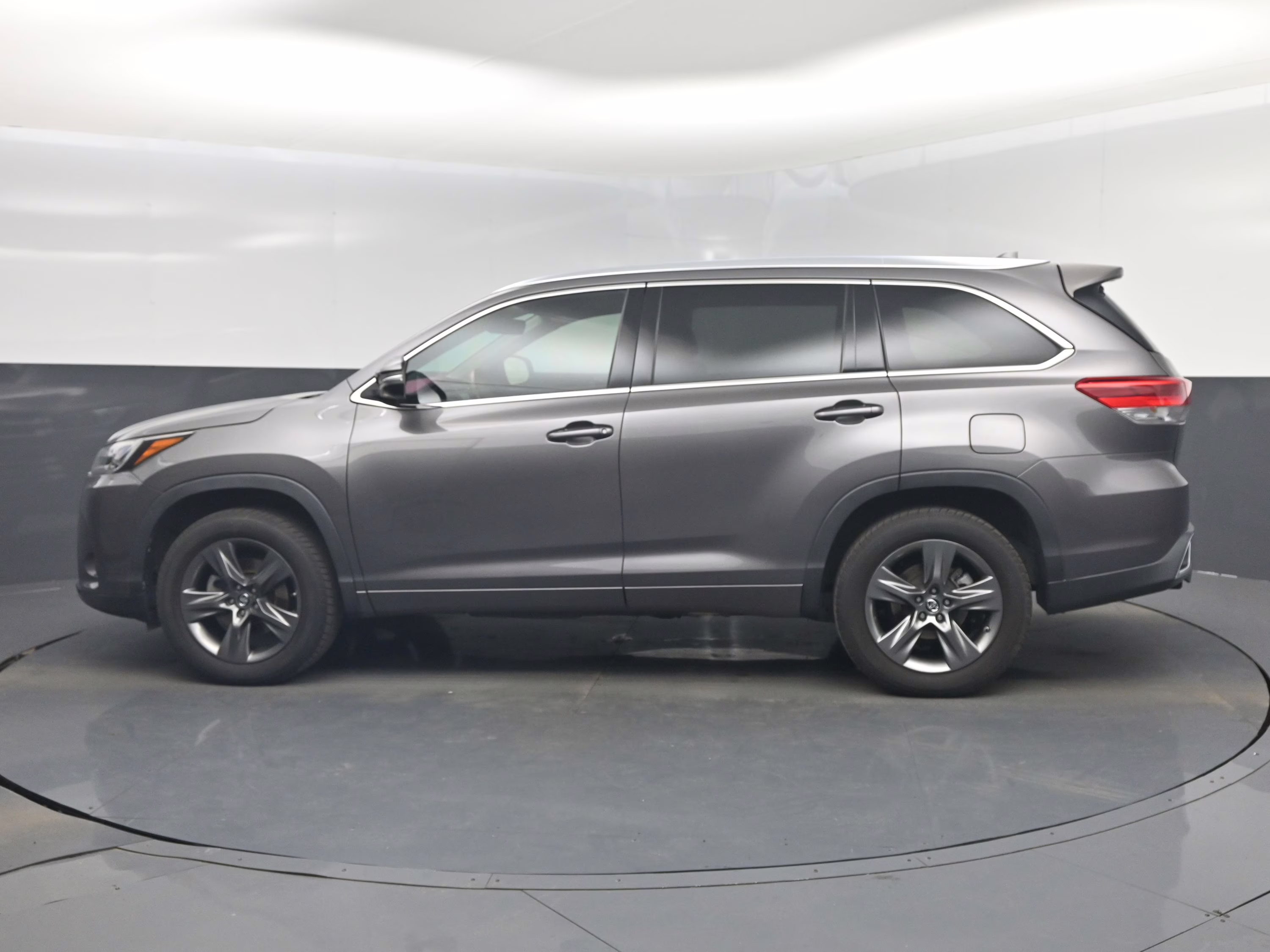 2018 Gray Toyota Highlander Limited FWD SUV