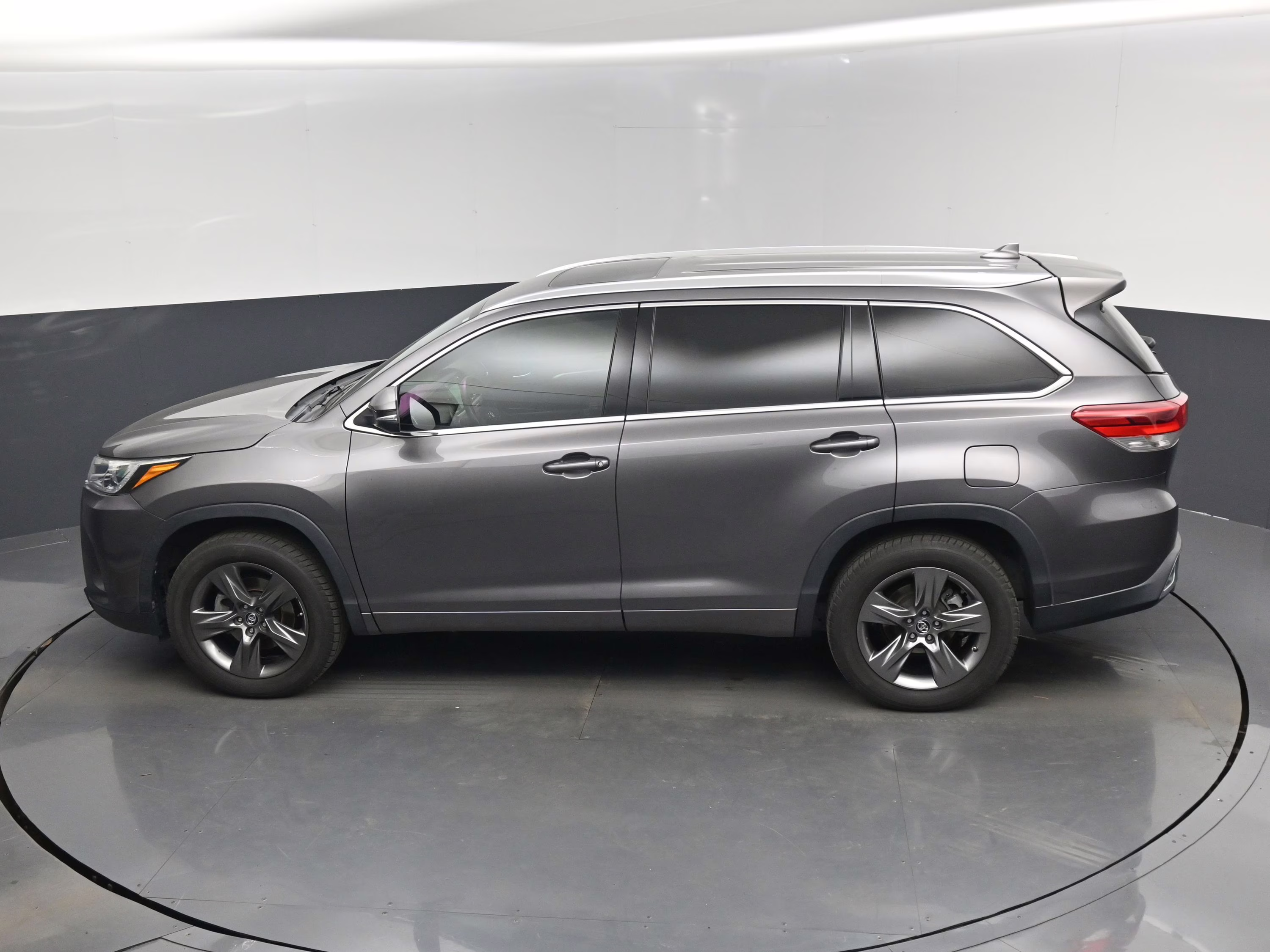 2018 Gray Toyota Highlander Limited FWD SUV