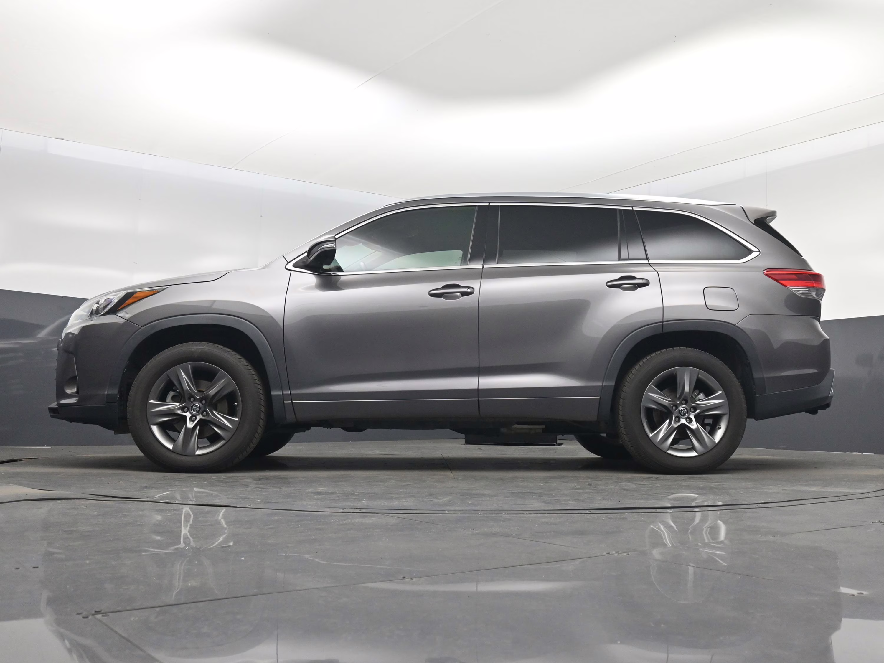 2018 Gray Toyota Highlander Limited FWD SUV