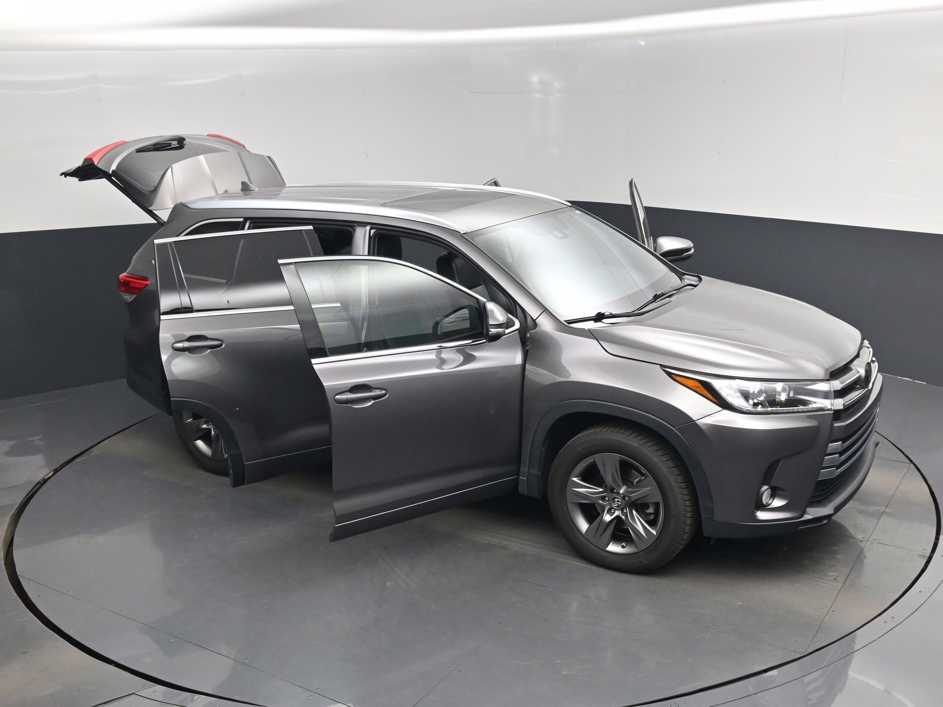 2018 Gray Toyota Highlander Limited FWD SUV