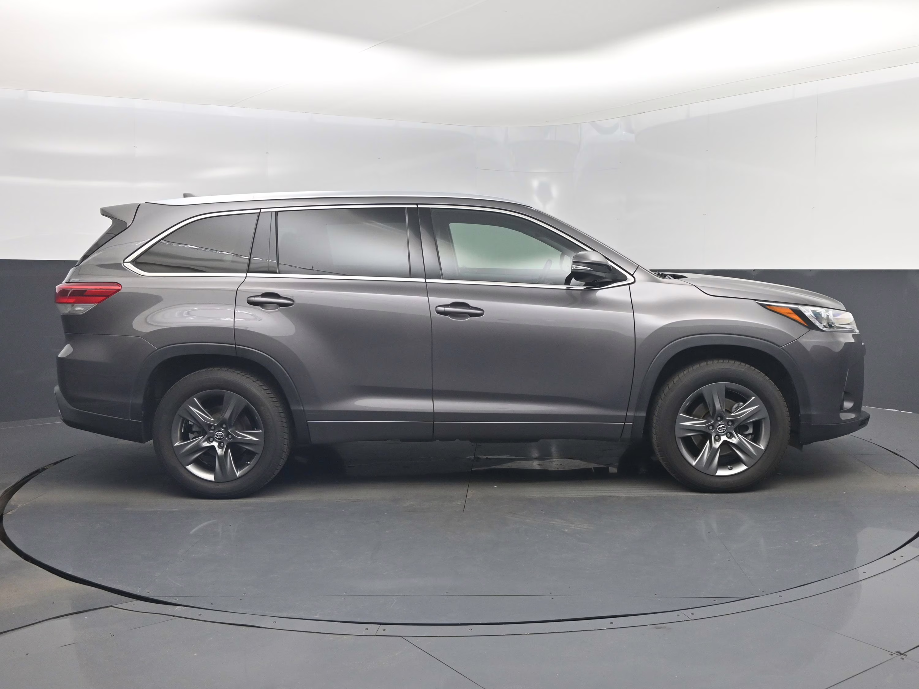 2018 Gray Toyota Highlander Limited FWD SUV