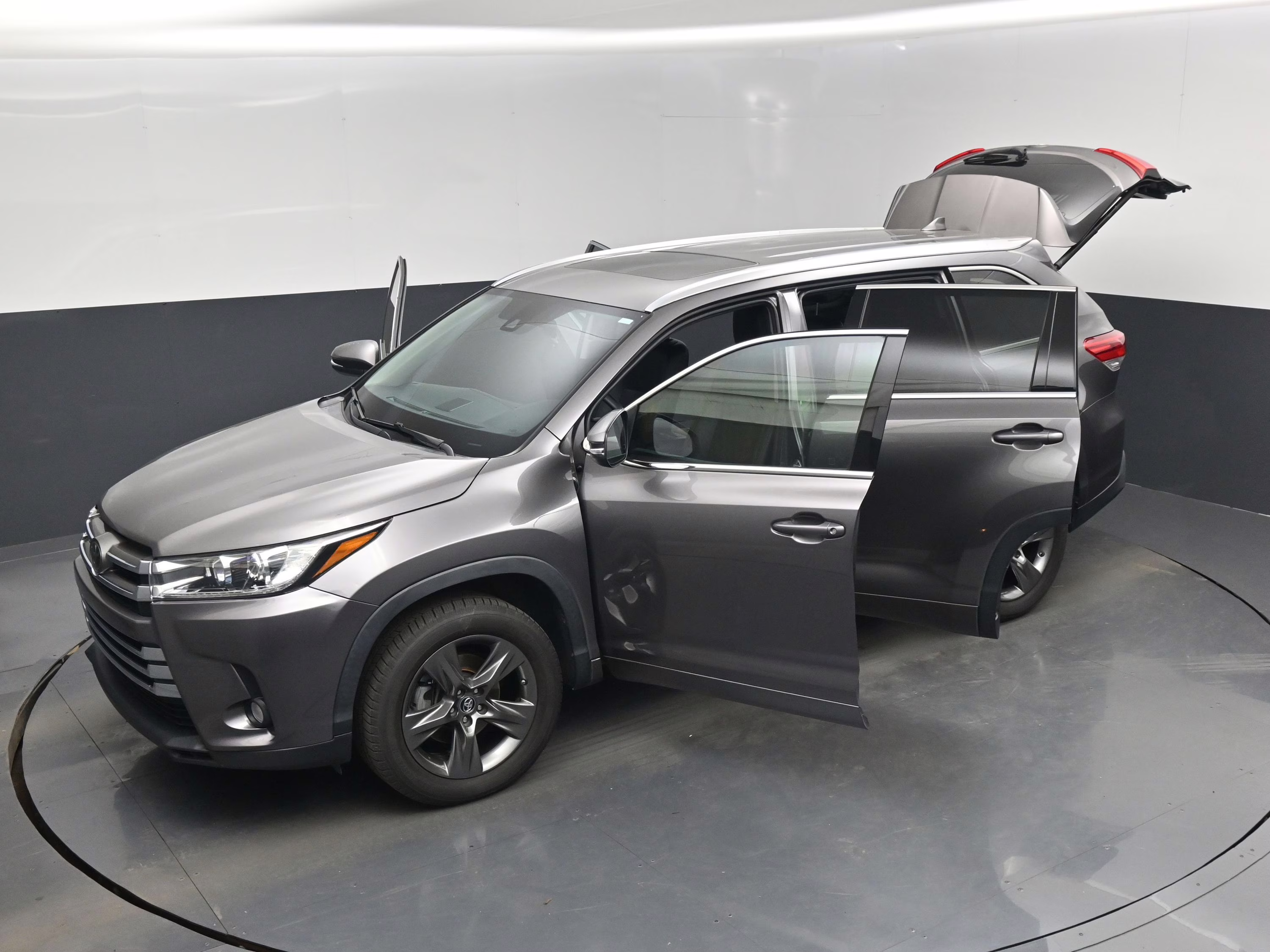 2018 Gray Toyota Highlander Limited FWD SUV