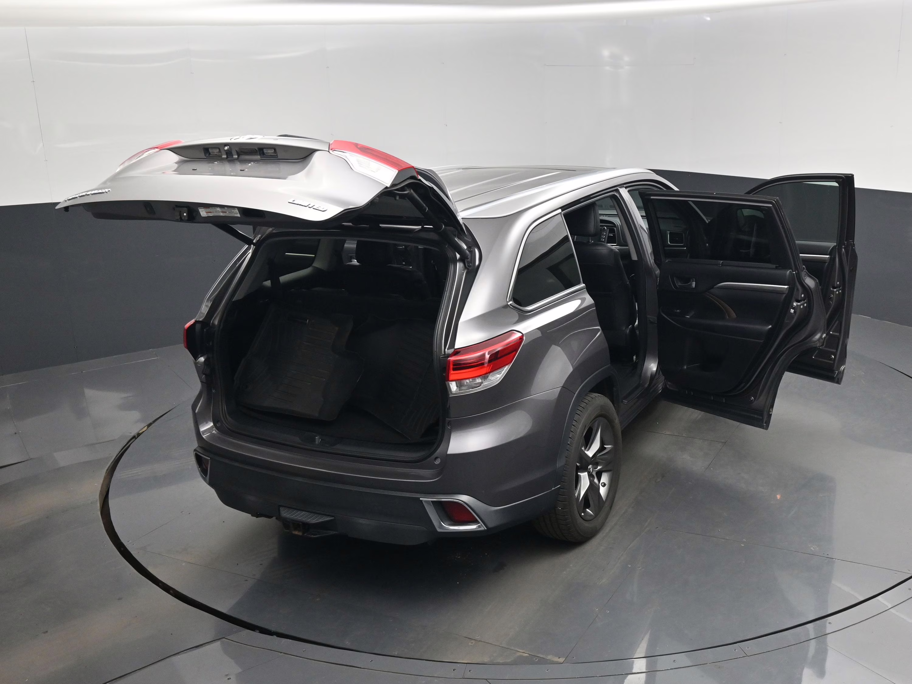 2018 Gray Toyota Highlander Limited FWD SUV