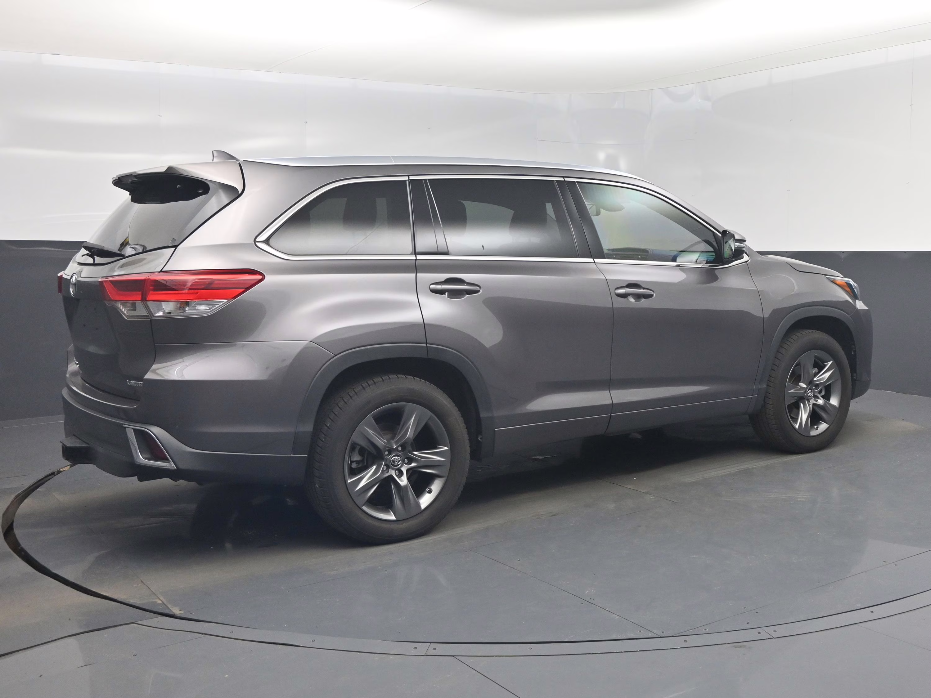 2018 Gray Toyota Highlander Limited FWD SUV