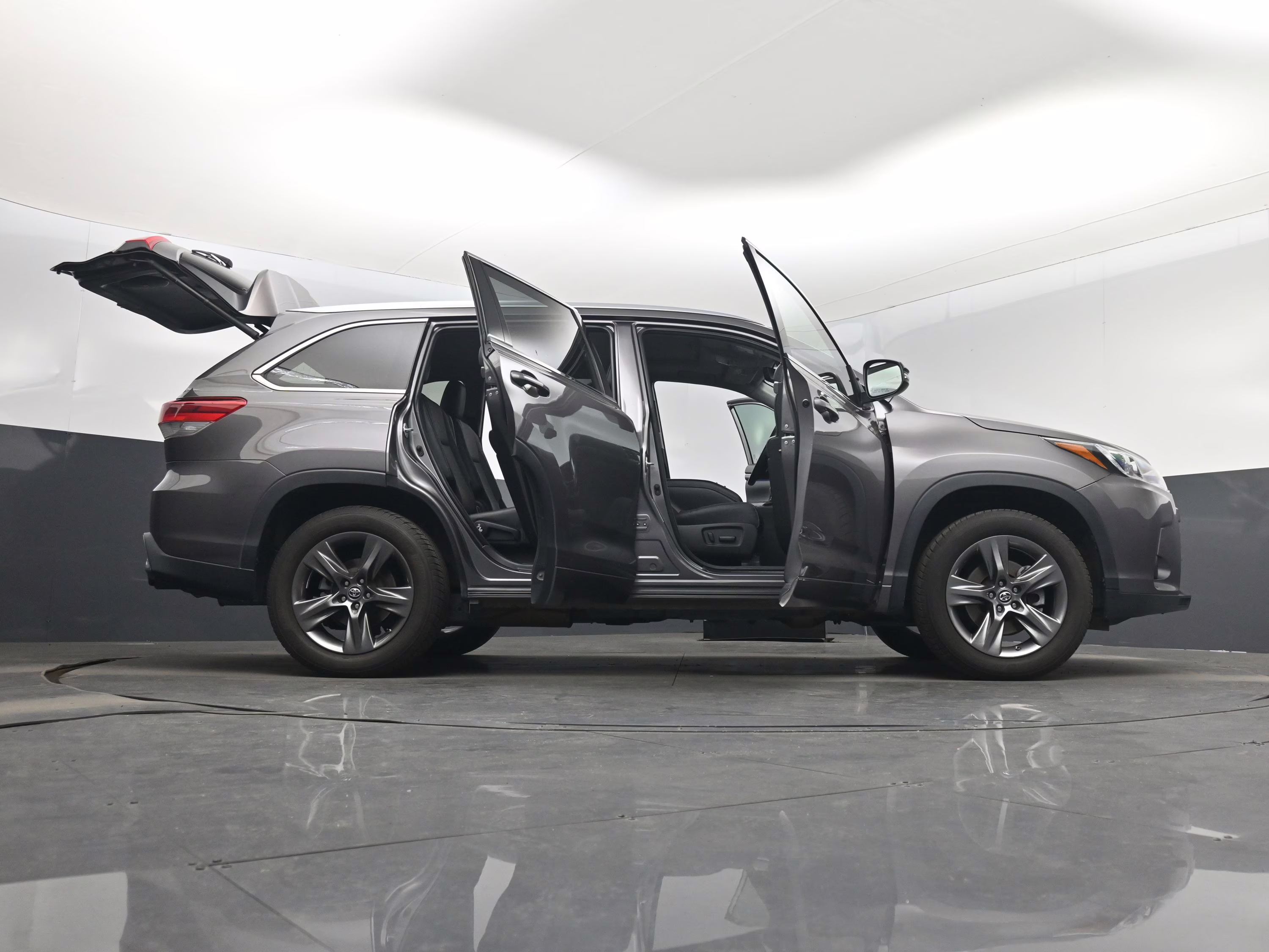 2018 Gray Toyota Highlander Limited FWD SUV