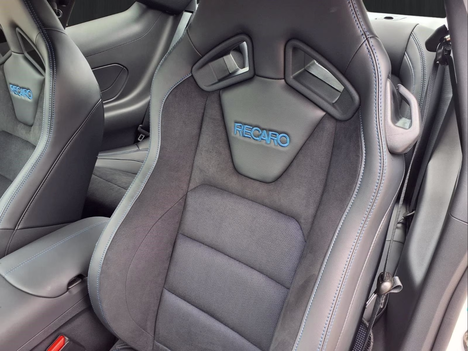 2026 Oxford White Ford Mustang Dark Horse RWD Coupe