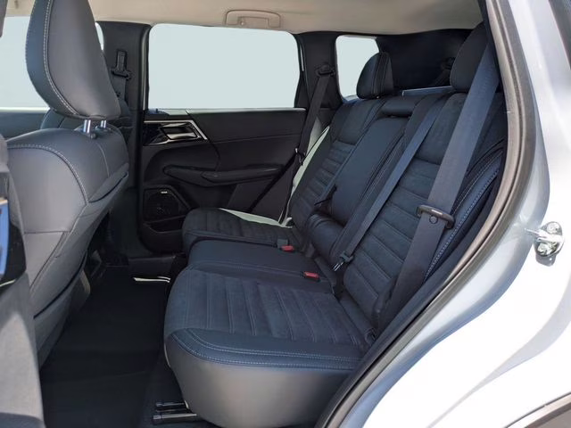 2026 White Diamond Mitsubishi Outlander ES FWD SUV