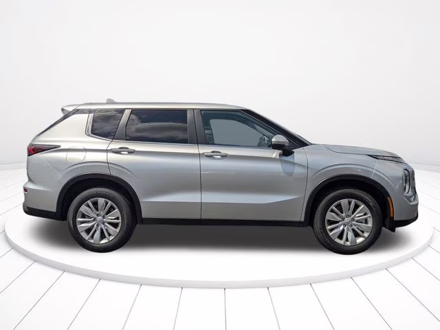 2026 Alloy Silver Metallic Mitsubishi Outlander ES FWD SUV
