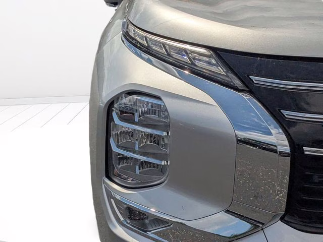 2026 Alloy Silver Metallic Mitsubishi Outlander ES FWD SUV