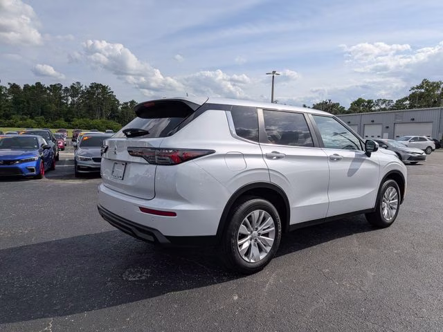 2026 White Diamond Mitsubishi Outlander ES FWD SUV