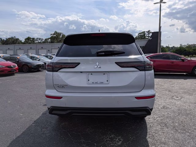 2026 White Diamond Mitsubishi Outlander ES FWD SUV