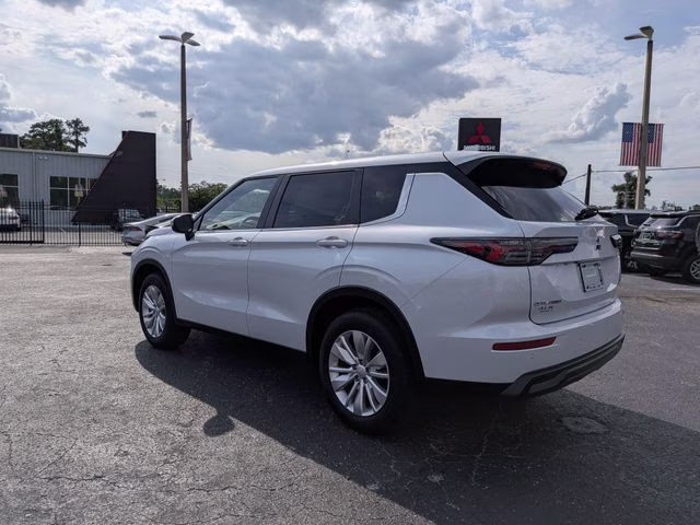 2026 White Diamond Mitsubishi Outlander ES FWD SUV