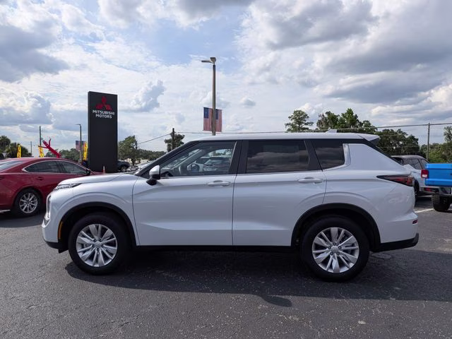 2026 White Diamond Mitsubishi Outlander ES FWD SUV