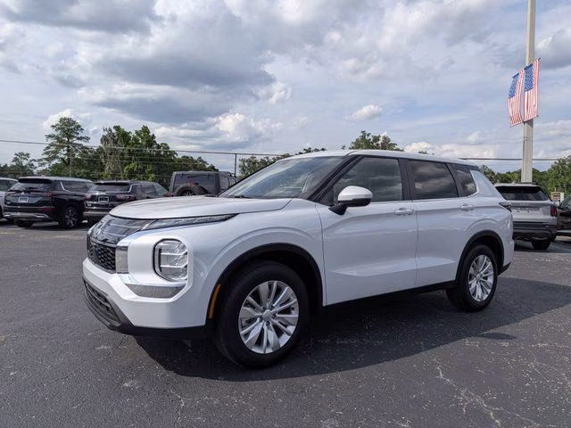 2026 White Diamond Mitsubishi Outlander ES FWD SUV