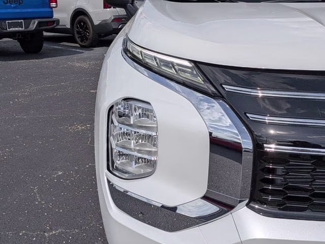 2026 White Diamond Mitsubishi Outlander ES FWD SUV