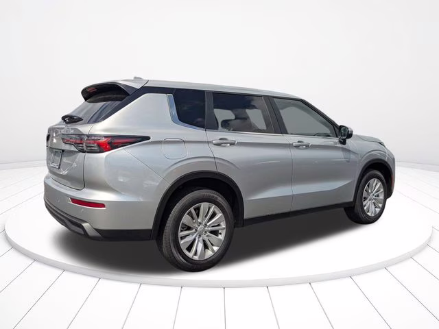 2026 Alloy Silver Metallic Mitsubishi Outlander ES FWD SUV