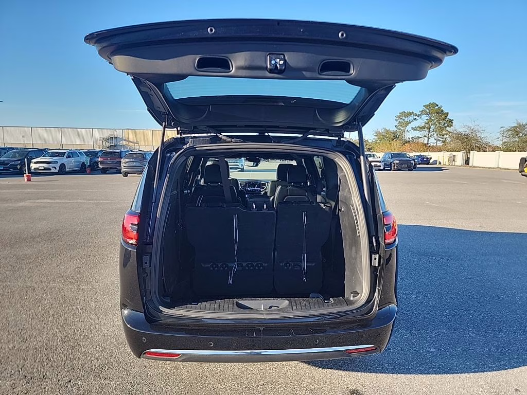 2025 Diamond Black Crystal Pearlcoat Chrysler Pacifica Select FWD Van