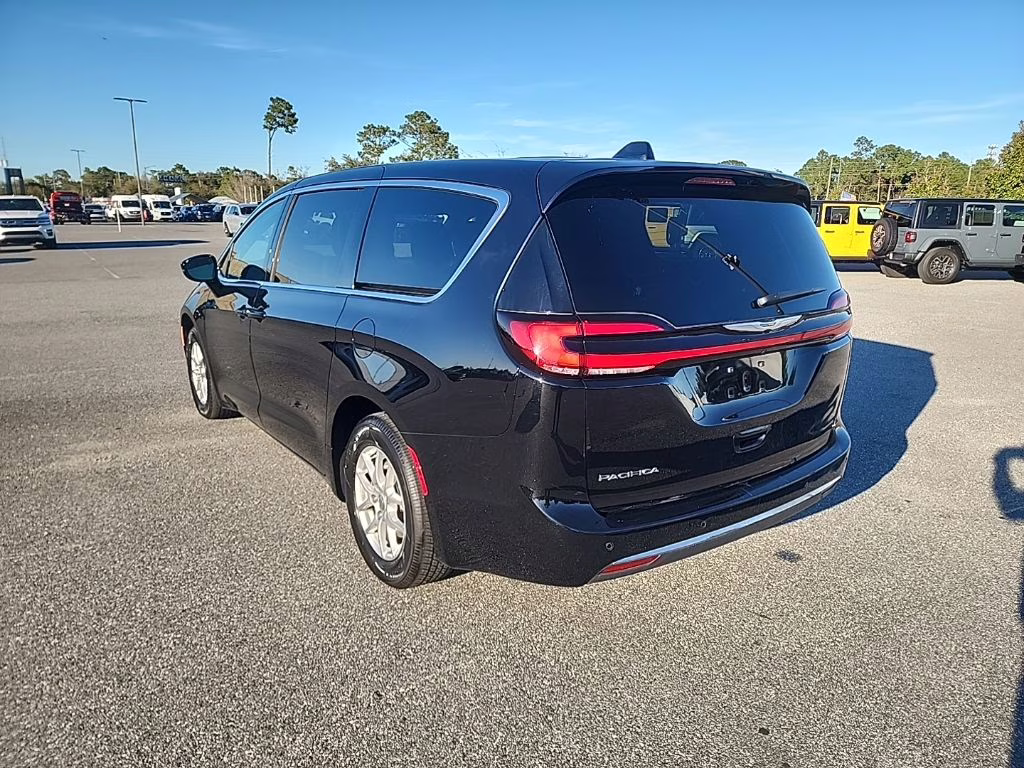 2025 Diamond Black Crystal Pearlcoat Chrysler Pacifica Select FWD Van