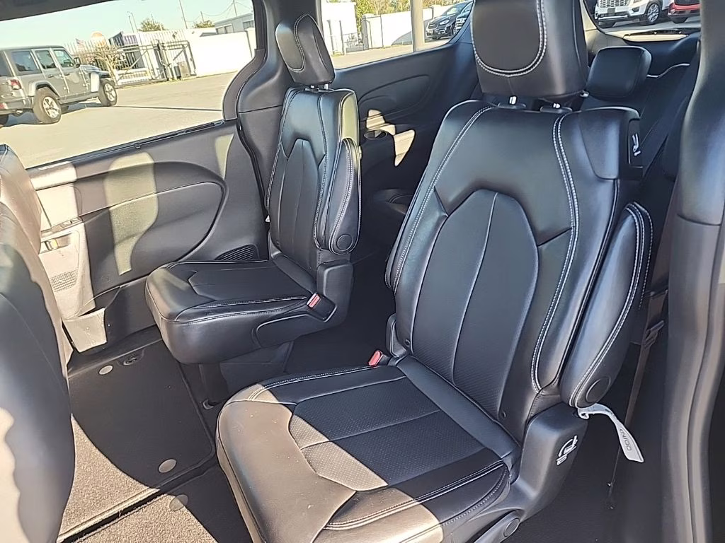 2025 Diamond Black Crystal Pearlcoat Chrysler Pacifica Select FWD Van