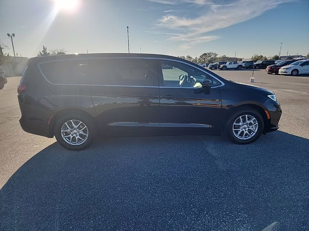 2025 Diamond Black Crystal Pearlcoat Chrysler Pacifica Select FWD Van