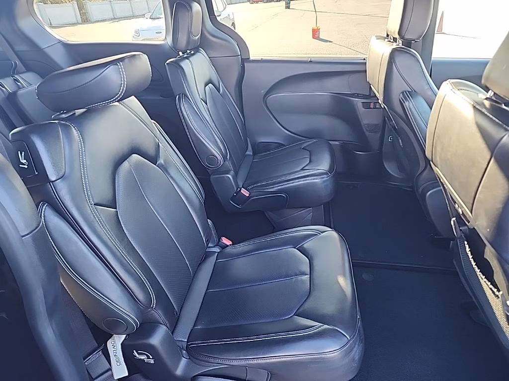 2025 Diamond Black Crystal Pearlcoat Chrysler Pacifica Select FWD Van