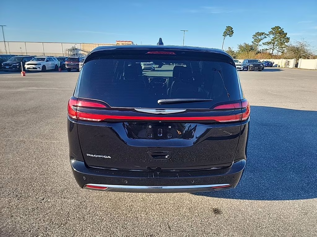 2025 Diamond Black Crystal Pearlcoat Chrysler Pacifica Select FWD Van