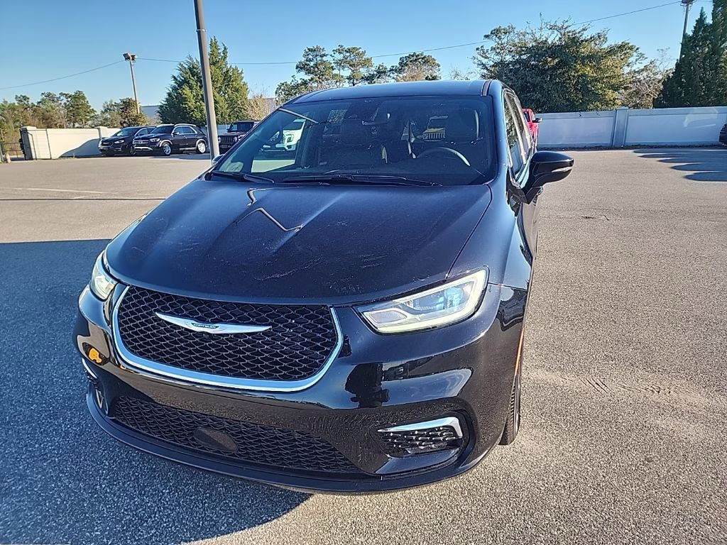 2025 Chrysler Pacifica Select's photo