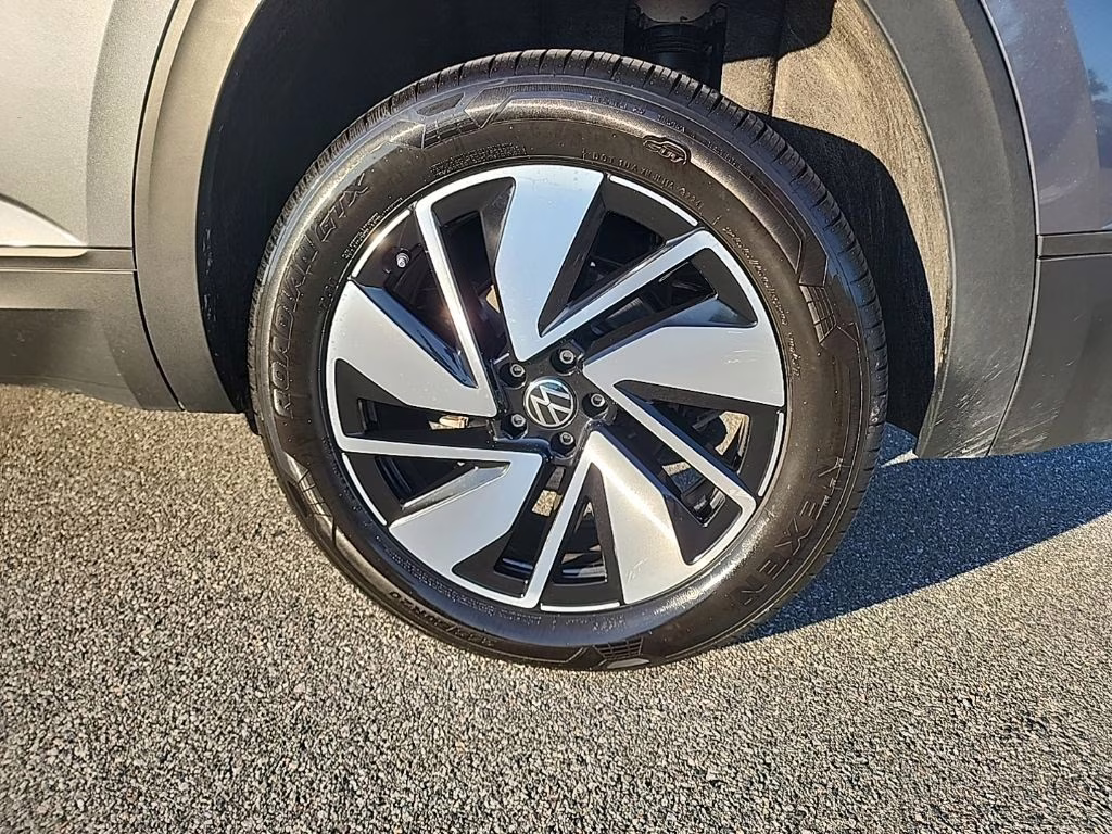 2025 Platinum Gray Metallic Volkswagen Atlas 2.0T SE w/Technology FWD SUV