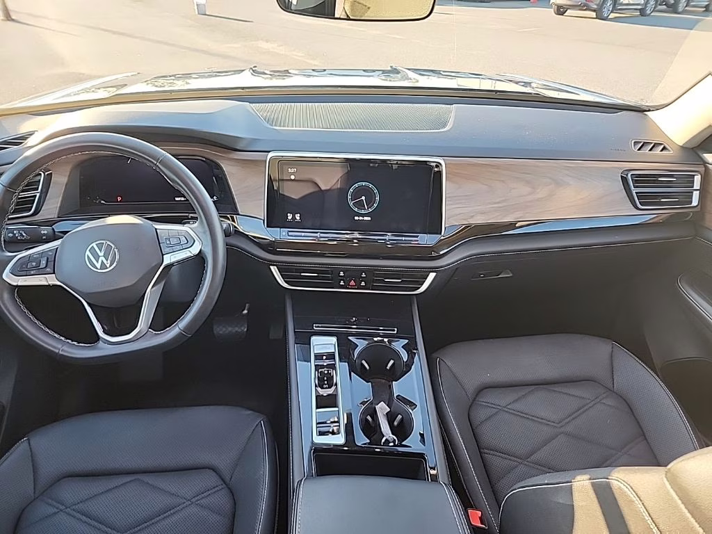 2025 Platinum Gray Metallic Volkswagen Atlas 2.0T SE w/Technology FWD SUV