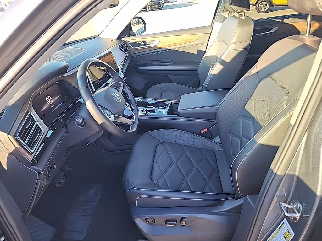 2025 Platinum Gray Metallic Volkswagen Atlas 2.0T SE w/Technology FWD SUV