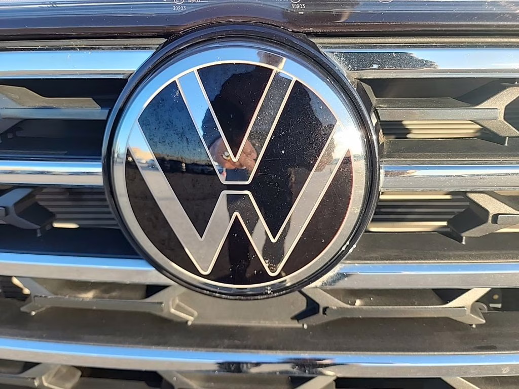 2025 Platinum Gray Metallic Volkswagen Atlas 2.0T SE w/Technology FWD SUV